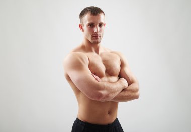 Çapraz kolları ile çıplak göğüslü yakışıklı adam