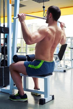 Fit adam bir makine üzerinde spor salonunda egzersiz