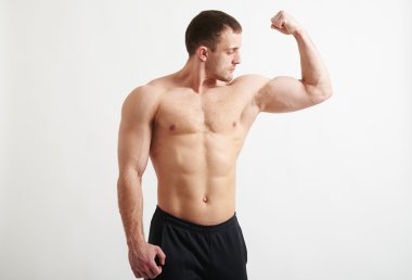 Adam beyaz arka plan üzerinde izole pazı gösterilen