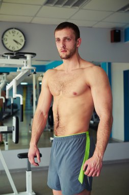 Spor salonunda çıplak göğüs genç kaslı adamla