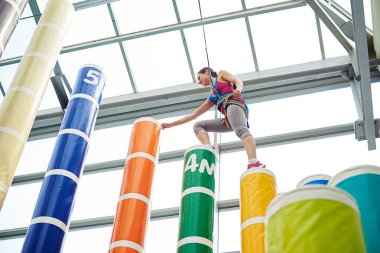 Sporcu kapalı spor venu üzerinde sütun bir adım atma