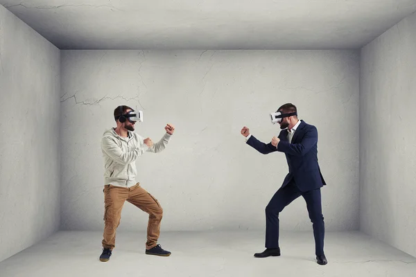 Двоє чоловіків у окулярах віртуальної реальності в сірій порожній кімнаті — стокове фото