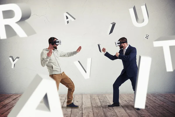 Zwei Männer mit Virtual-Reality-Brille umgeben von fliegenden Buchstaben — Stockfoto