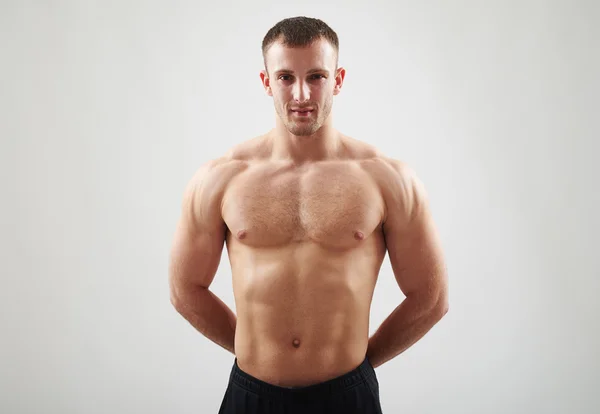 Mann mit nackter Brust hält Hände auf dem Rücken — Stockfoto