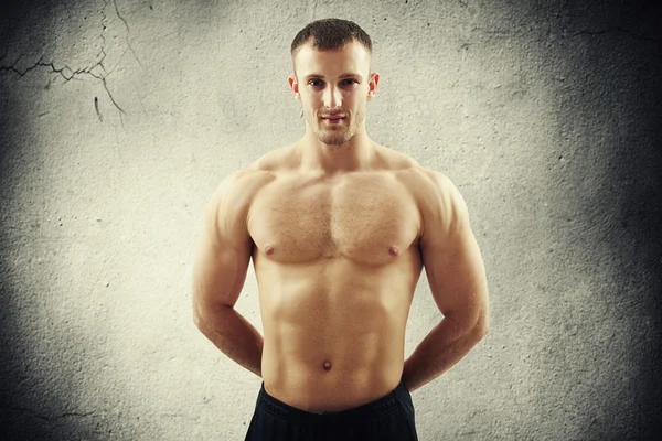 Mann mit nacktem Oberkörper und Händen auf dem Rücken — Stockfoto