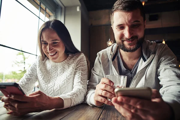 Eine Frau und ein Mann sitzen und schauen sich etwas oben in der — Stockfoto