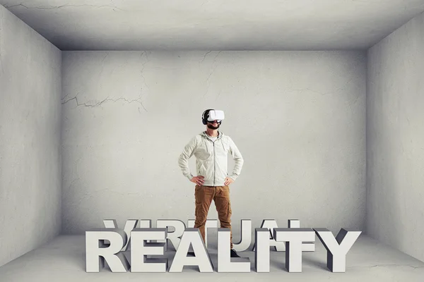 Man in virtual reality bril en letters op houten vloer — Stockfoto