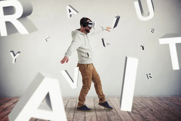 Hombre en gafas de realidad virtual rodeado de letras voladoras —  Fotos de Stock