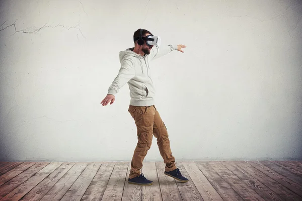 Man in virtual reality glasses stepping carefully — Stock Photo, Image