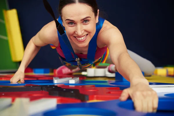 Portrait of woman who is climbing on the wall — Stock Photo, Image