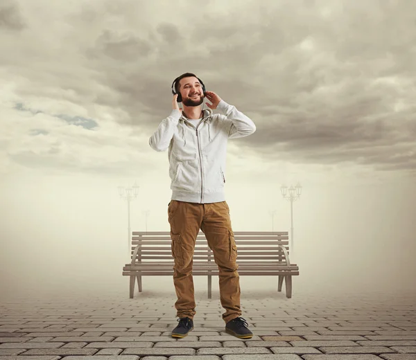 Smiling man in headphones in virtual reality visualization — Stock Photo, Image