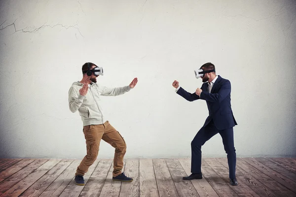 Dois homens lutando em óculos de realidade virtual — Fotografia de Stock