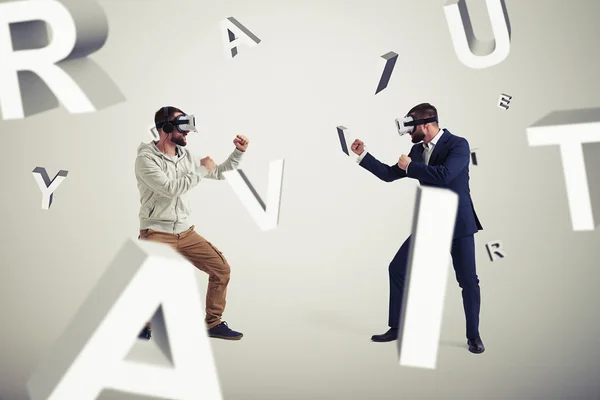 Virtuális valóság szemüveg repülő betűk körül két férfi — Stock Fotó