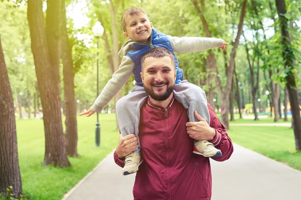 Baba ve oğlu parkta güneşli bir gün zevk — Stok fotoğraf