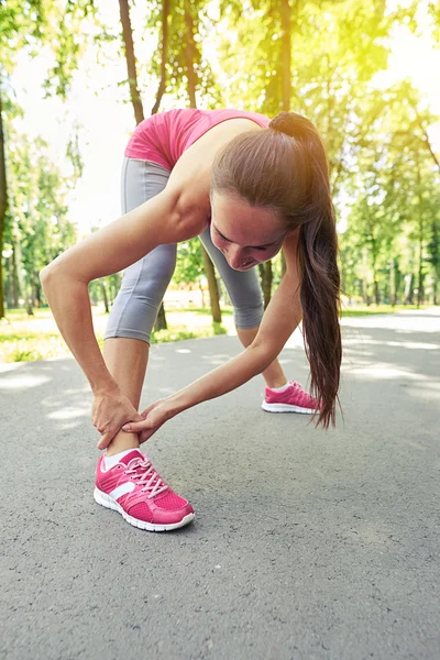 Szczupła kobieta robi trening po joggingu w parku — Zdjęcie stockowe