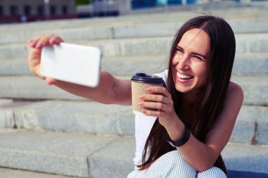  Çekici kadın st bir fincan kahve ile selfie yapma