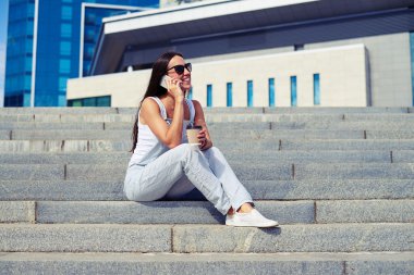  Kahve içme ve konuşma rahatlatıcı tulum ince kadın 