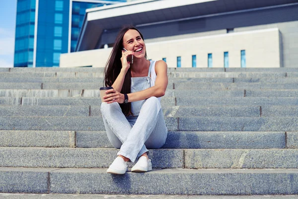 Attraktive Frau mit einem fröhlichen Gespräch am Telefon auf frisch a — Stockfoto