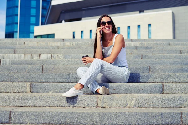 Frau, die eine Pause an der frischen Luft mit Kaffee und Chat auf t — Stockfoto