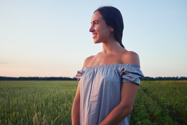 Güzel bayan alanında duran ve distan içine bakarak