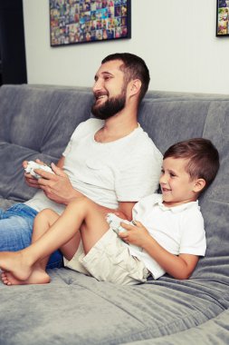 Baba ve küçük oğlu arasında evde Videogame rekabet 