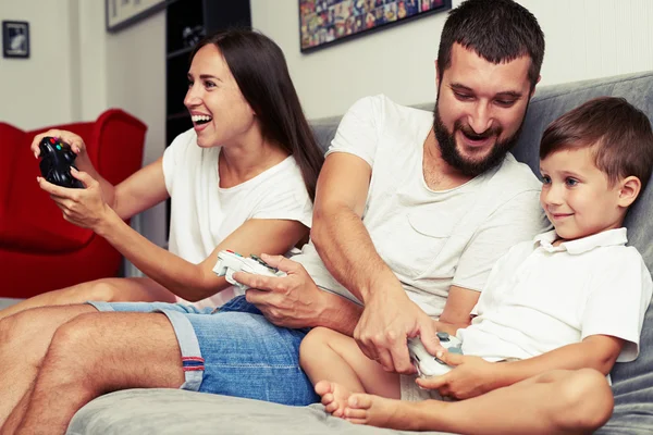 Mamma är villig att vinna familjens video spel tävling — Stockfoto