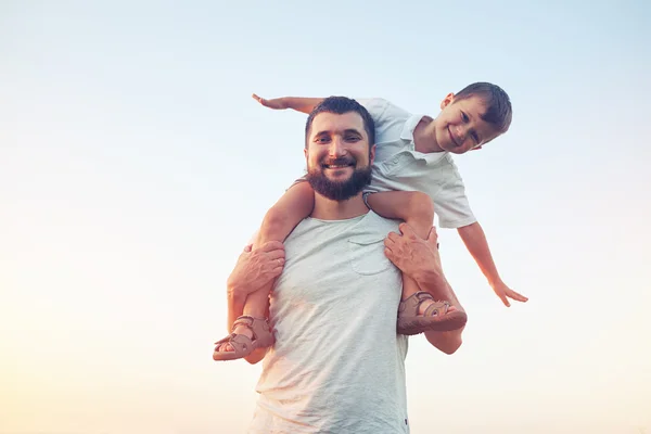 Retrato del padre y su pequeño hijo contra el cielo del atardecer — Foto de Stock