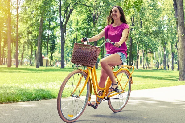 jolie fille a bicyclette belle fesse