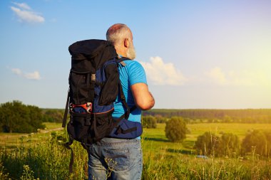 Uzaktan bakarak sırt çantası ile yaşlı adam görünümünü geri