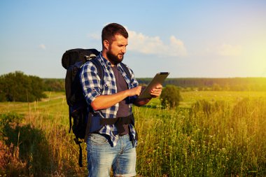 Adam onun veri tablet sırasında bir şey sırt çantası ile bir