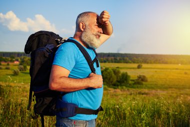 Sırt çantası onun ön silerek alan içinde yaşlı adamla yan görünüm