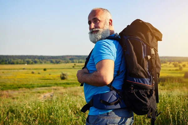 Close-up van knappe leeftijd man met rugzak, die zijn hoofd draaide — Stockfoto