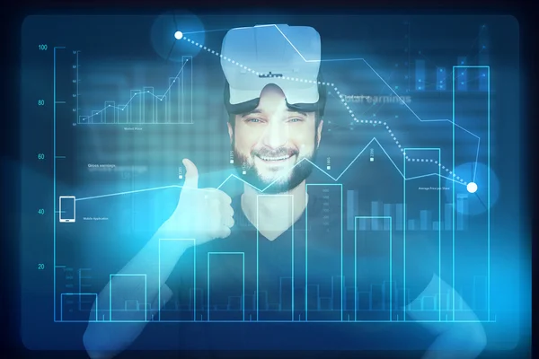 Człowiek w VR-słuchawki na głowie pokazując kciuki w górę znak podczas korzystania — Zdjęcie stockowe