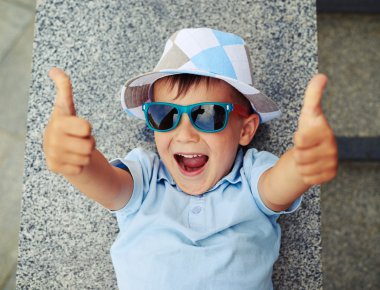 Küçük çocuk güneş gözlüğü sokak s yalan Yaşasın vererek