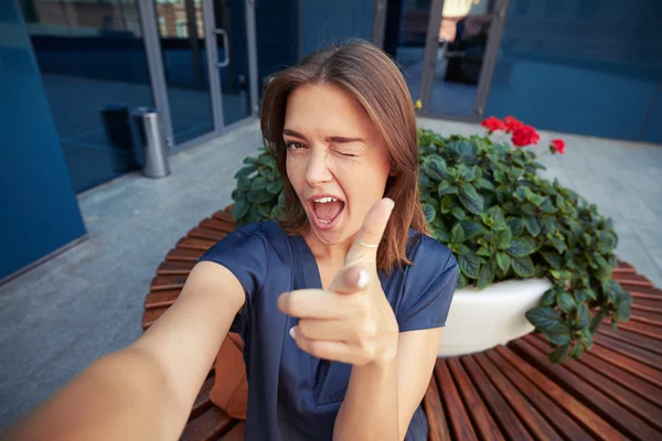 매력적인 여성 윙크 에 이 카메라 동안 포즈 용 a selfi — 스톡 사진