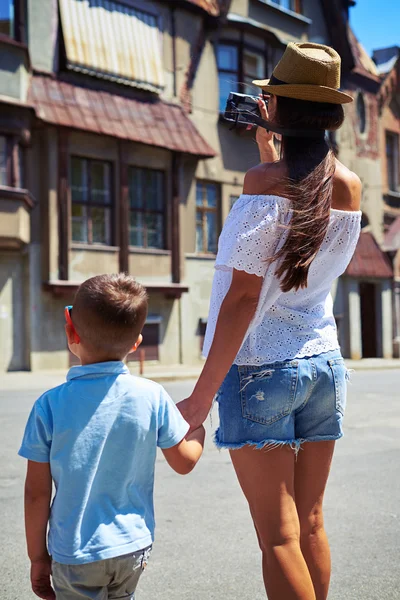 Rückansicht von Mutter und Sohn beim Händchenhalten und Fotografieren o — Stockfoto