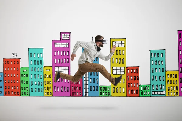 Людина у гарнітурі віртуальної реальності стрибає над білим тлом дотепності — стокове фото