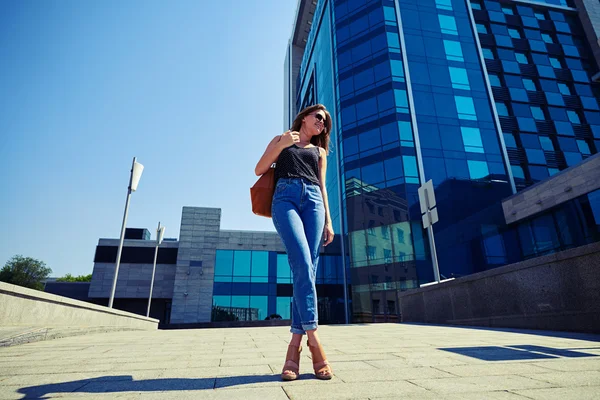 Sexy jonge vrouw poseren over zakelijke centrum achtergrond — Stockfoto