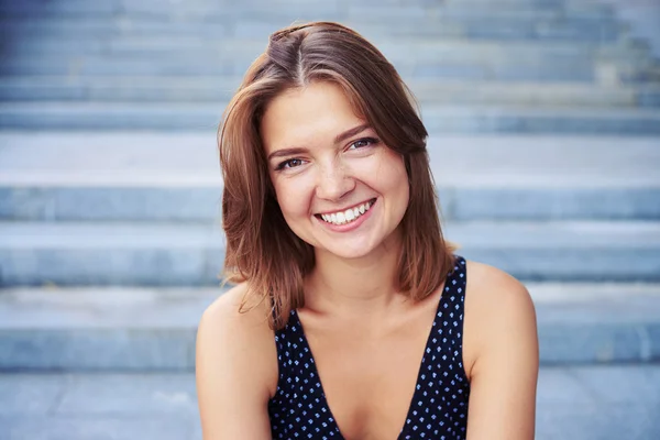 Портрет молодой красивой улыбающейся женщины, позирующей на камеру — стоковое фото