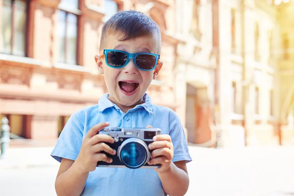 Μικρό αγόρι κάνει ενθουσιασμένος πρόσωπο που προσπαθεί να πάρει έναν πυροβολισμό σε ΚΠ — Φωτογραφία Αρχείου