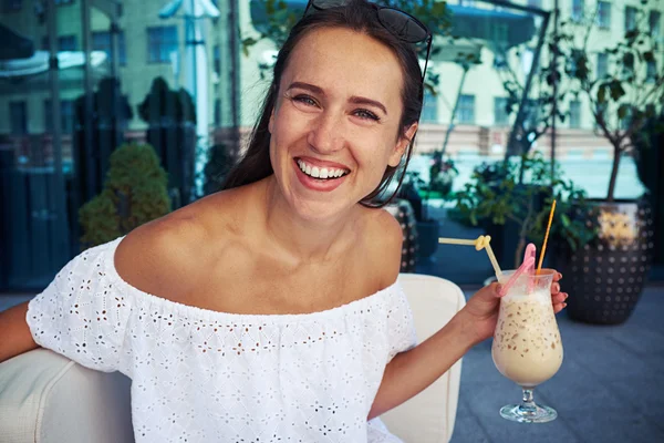 Ung vacker kvinna med cocktail i café i centrala — Stockfoto
