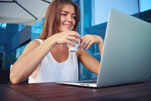 Primer plano de hermosa hembra en la cafetería al aire libre viendo algo — Foto de Stock