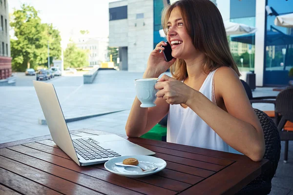 Mujer en la cafetería al aire libre bebiendo café mientras habla por teléfono —  Fotos de Stock