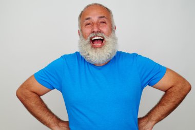 Beyaz sakallı, yakışıklı yaşlı bir adamın gülme portresi