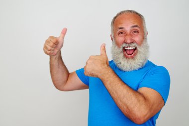 Gülümseyen sakallı yaşlı adam karşı jest kadar iki başparmak gösteren 