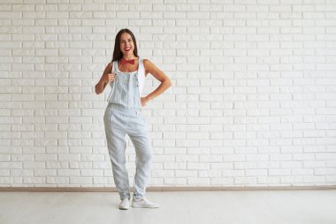 Gülümseyen güzel kadınlar ayakta ve fantezi kelebek üzerinde çalışıyor