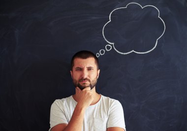 Düşünceli sakallı adam gri bir arka plan ile bir konuşma b