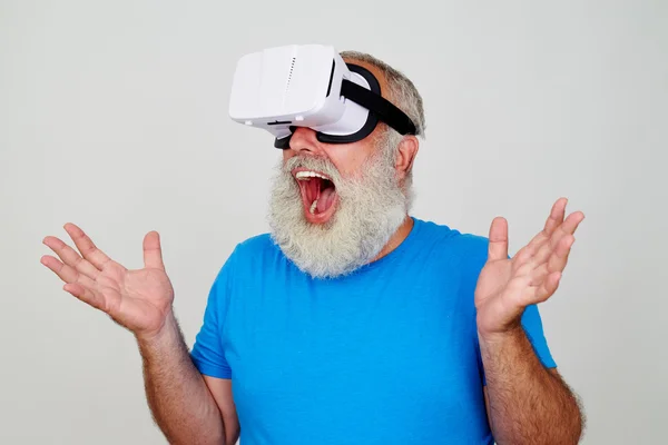 Aged man in VR-headset surprised by the picture in virtual reali — Stock Photo, Image