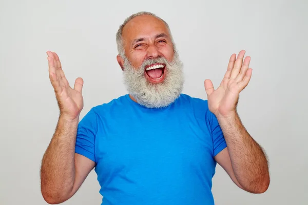 Alter stilvoller Mann lacht aufrichtig mit erhobenen Händen — Stockfoto
