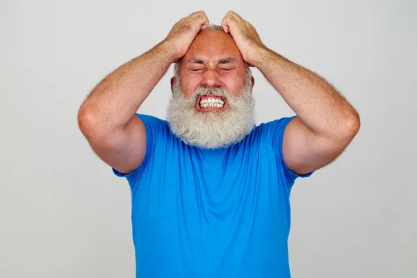 Älterer bärtiger Mann leidet unter starken Kopfschmerzen — Stockfoto